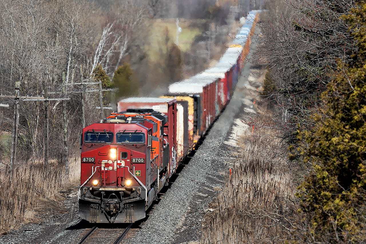 A trailing pumpkin has become so common that it's almost not noteworthy. 147 gets into the rollercoaster at Puslinch Siding with a healthy sized train.