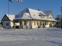 Attached is the rear (street side) view of the Vegreville CN station. In this view you can see the restaurant sign & some flag poles. I never took the time to dine there so I have no idea what the interior looked like.