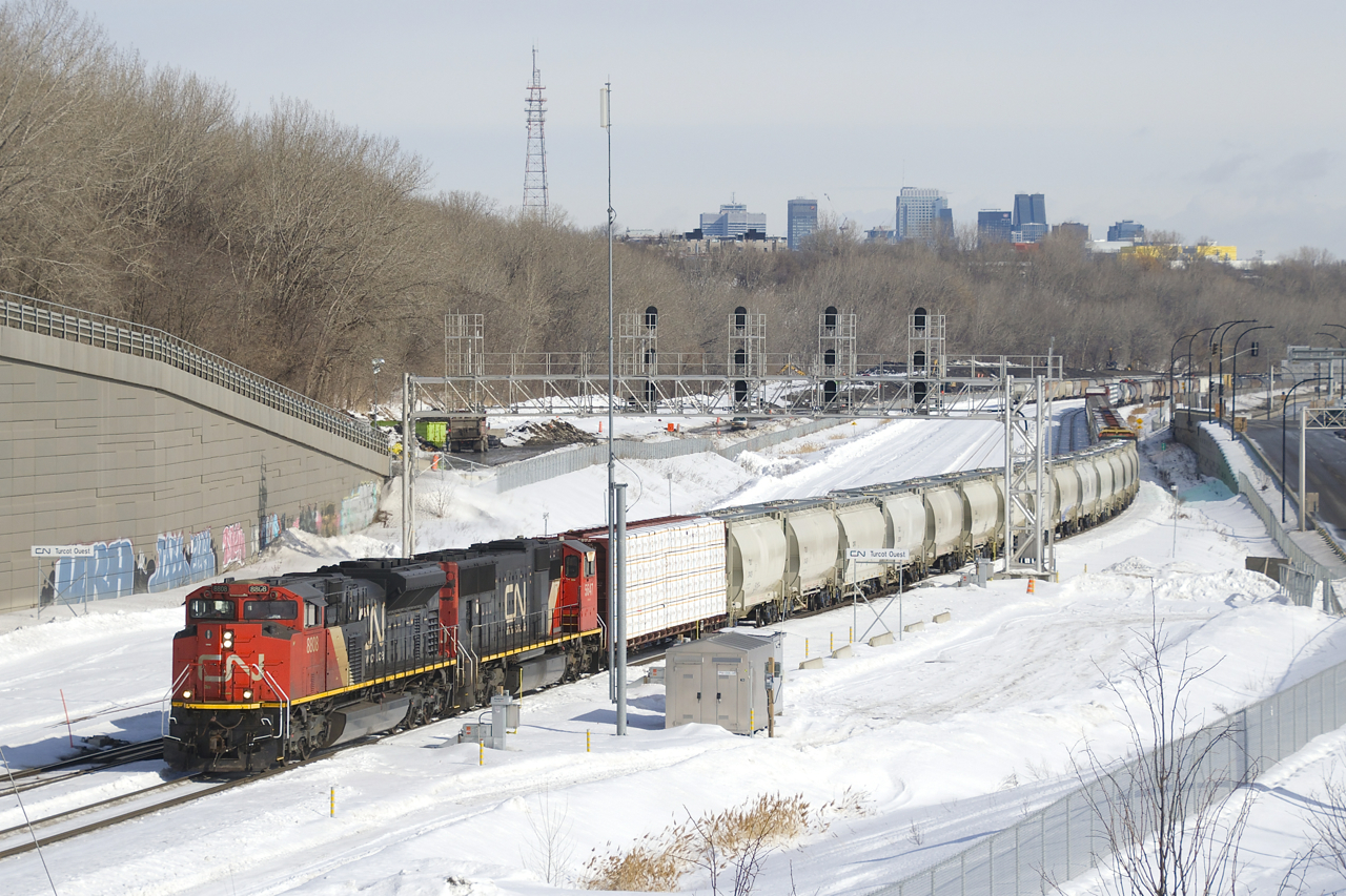 With a new crew now onboard, CN 305 is starting to pull from Turcot Ouest. Power is CN 8808 & CN 5647 up front and CN 2240 mid-train.
