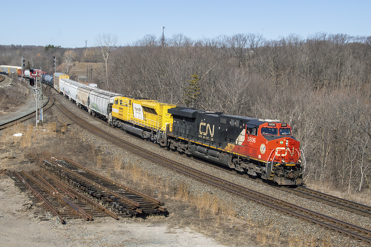 Thanks to a tip off from a friend I had just enough time to pop over to Hamilton West to catch 394 with EMD SD70ACe-T4 demonstrator 7207 trailing on this gorgeous spring day.
