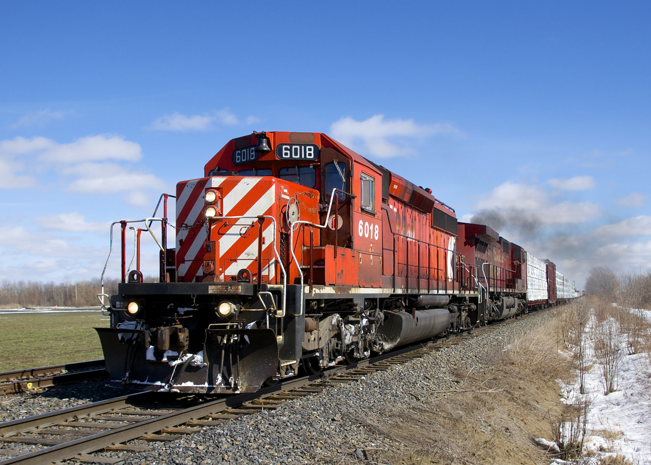 The trailing GE smokes it up as CP 251 approaches Farnham Yard with veteran CP 6018 leading CP 8568.