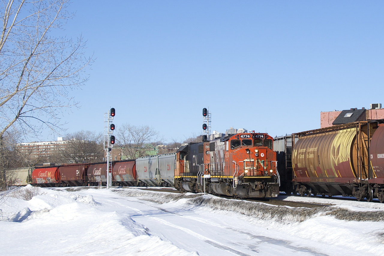 As grain train CN 878 passes at right, the Pointe St-Charles switcher is waiting for its signal so it can head west to track 29 to pick up some grain cars.