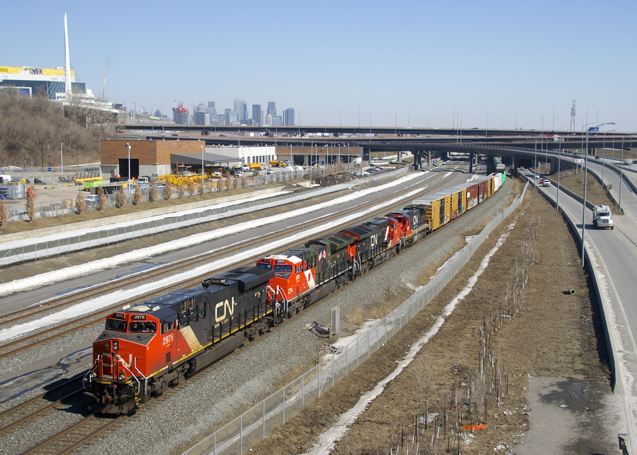 Four units are up front (CN 2976, military unit CN 3233, CN 3122 & CN 2030) as CN 305 approaches Turcot Ouest, where a new crew will get onboard and bring some of the power to Taschereau Yard so that CN 3122 can left there.