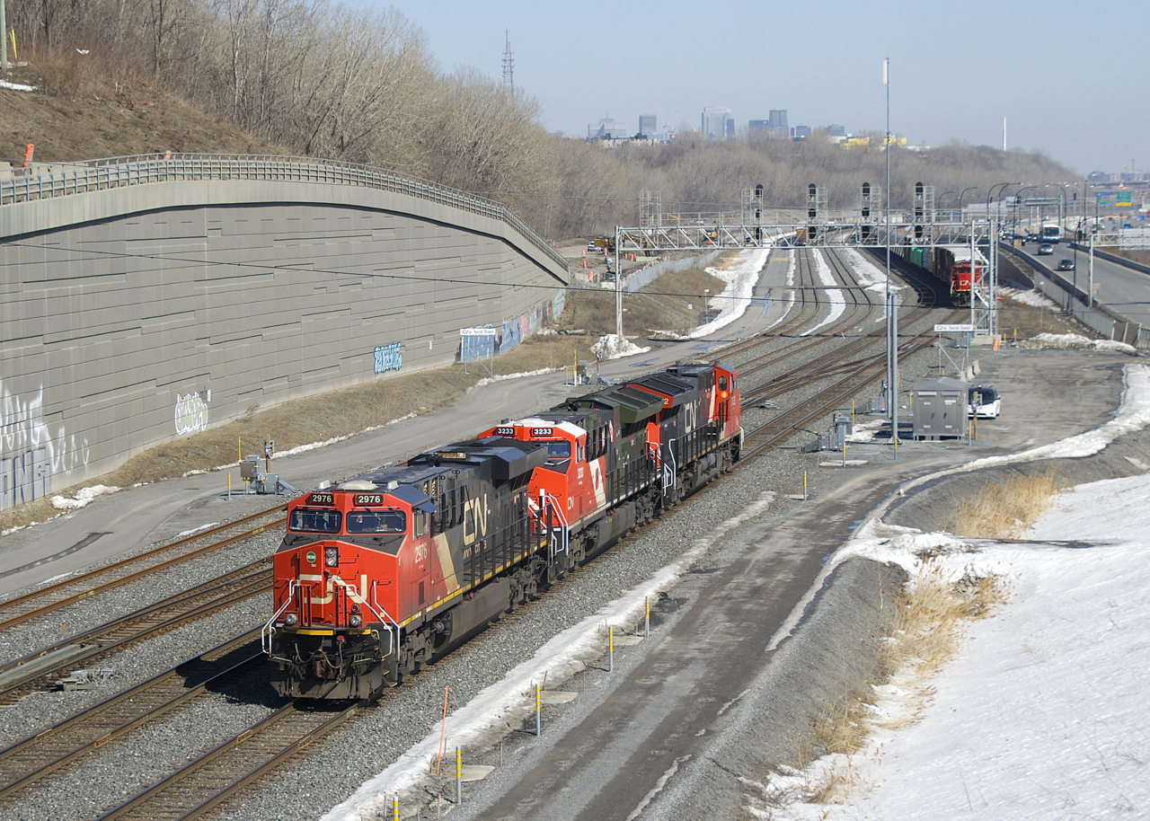 CN 305's train and fourth unit are tied down at Turcot Ouest so that the crew can bring the first three units to Taschereau Yard, where they will leave third unit CN 3122 before returning back to their train and heading west.