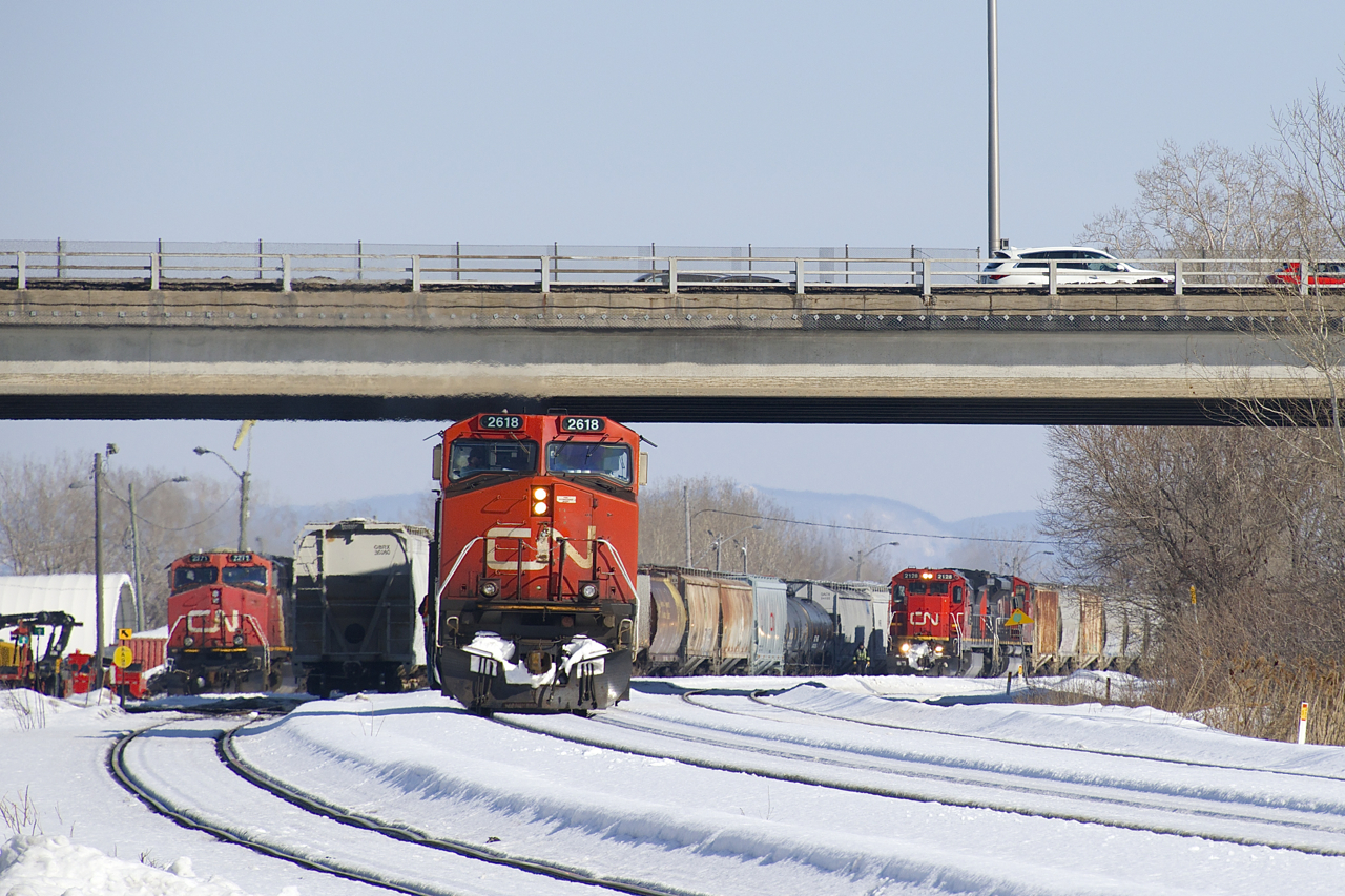 CN 305 has arrived at Southwark yard with CN 2128 leading (at right), but the outbound crew has gotten on CN 2618 and will soon add it to the head end of 305 as the new leader. At far left can be seen the leader on CN 527, which is grabbing a pair of geeps.
