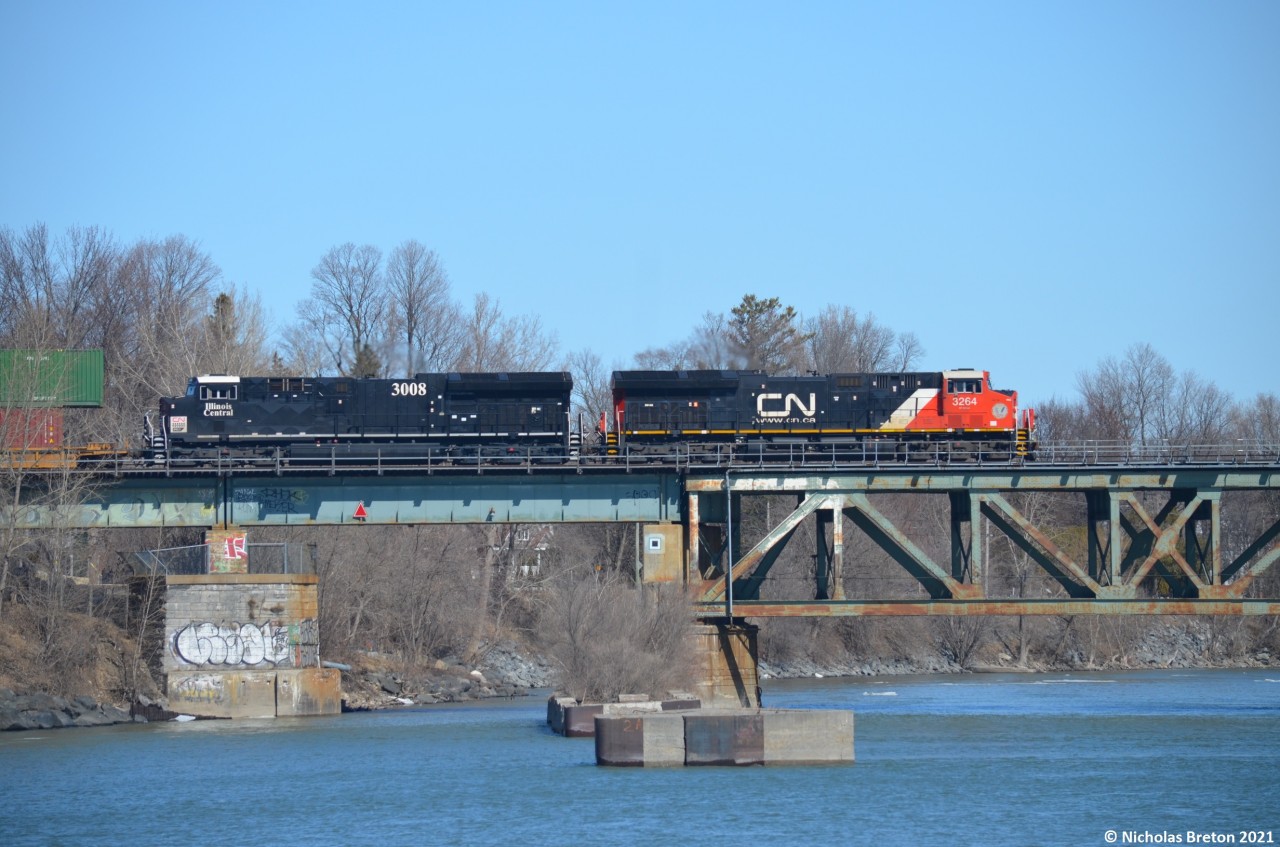 CN Z120 with a nice consist. CN 3264 and CN 3008 new heritage Illinois Central.