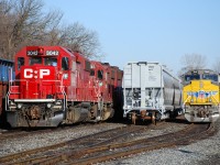 CP TH11 has finished their switching at the South end of Kinnear Yard, and is now backing through the yard so they can access the belt line.  I thought it was interesting getting CP 3042 beside UP 3041.  The UP ran solo on a rack train to Welland Tuesday night, and apparently came back light to Kinnear, where it has sat ever since.  I like SD70AH-T4s, and figured I'd have to railfan the UP somewhere to see one.  I sure didn't think I'd see my first UP SD70AH-T4 at Kinnear!