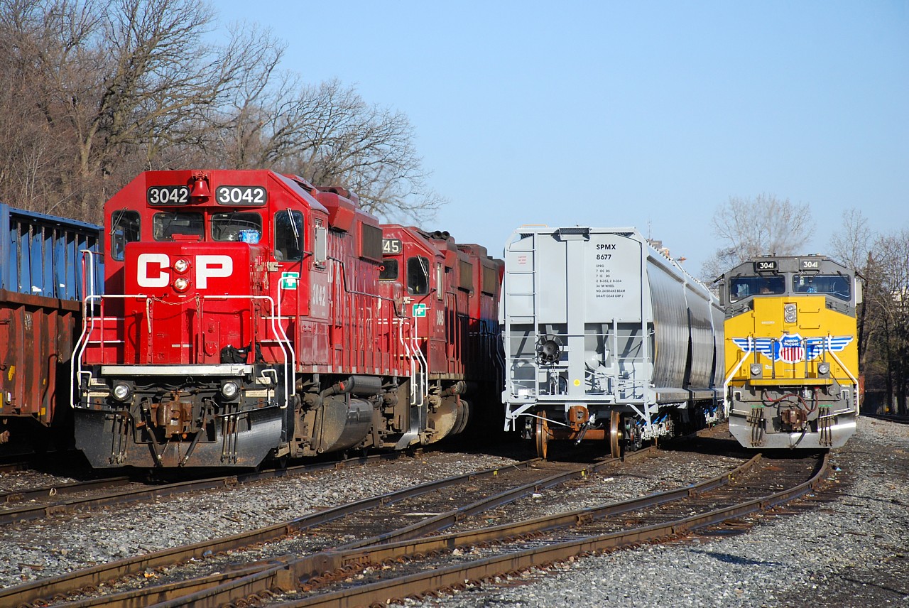 CP TH11 has finished their switching at the north end of Kinnear Yard, and is now backing through the yard so they can access the belt line.  I thought it was interesting getting CP 3042 beside UP 3041.  The UP ran solo on a rack train to Welland Tuesday night, and apparently came back light to Kinnear, where it has sat ever since.  I like SD70AH-T4s, and figured I'd have to railfan the UP somewhere to see one.  I sure didn't think I'd see my first UP SD70AH-T4 at Kinnear!