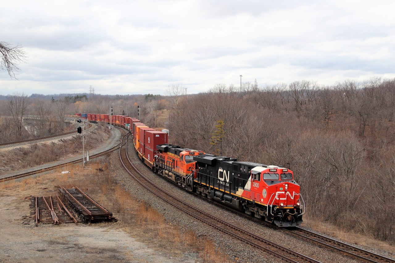 With the influx of foreign power on Canadian Pacific, Canadian National decided to get in on the show as well. Todays CN 148 stack train did just that. CN 3900 with BNSF 6781 rumble down the steep grade on the Dundas sub on the approach to Bayview.