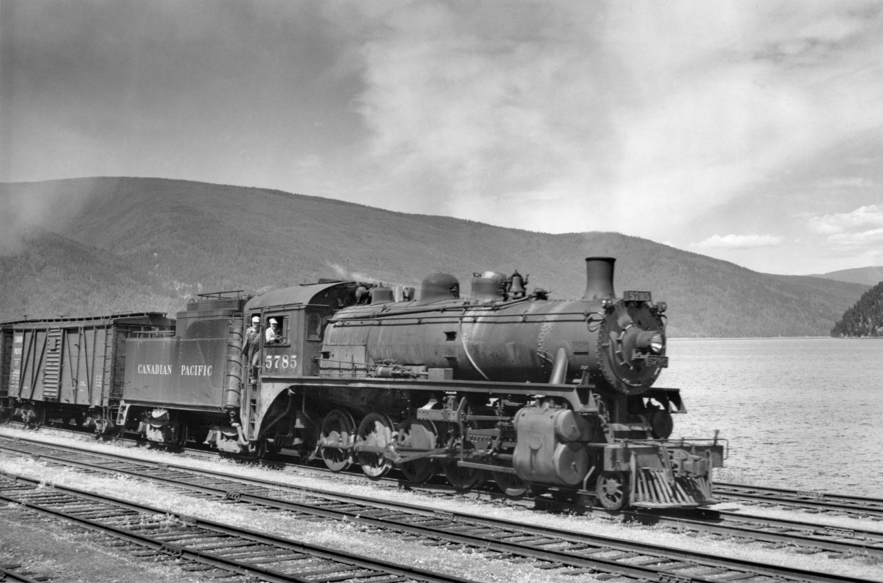 CP 5789 on train 84 with 30 cars at Sicamous
