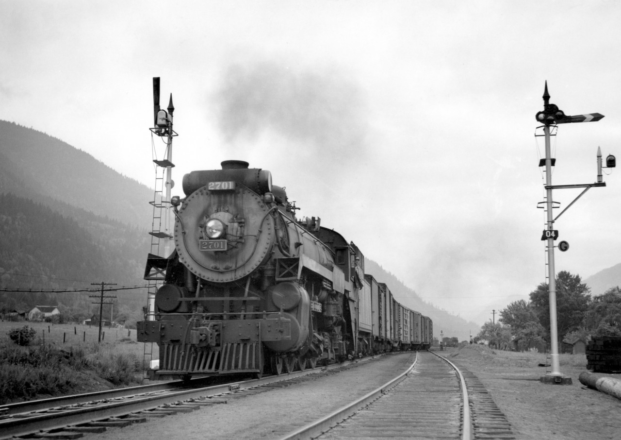 With 129 miles to Vancouver, 2701 heads west from North Bend after 5337 cleared the main.
