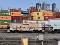 CN L596 heads to the port of Montreal with an old beat up caboose. This is a PSC Caboose, manufactured in the PSC (Pointe-Saint-Charles) shops, so we can say it’s back at home.