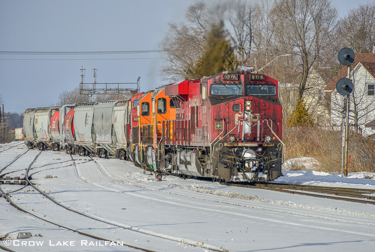 CP 142 with 2 ex. QNSL sd40s trailing navigates into 2 long just before making a cut and dropping 19 cars on its tail.