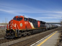 CN 377 with a CN 100 unit up front is passing through Dorval. CN 2922 is 93 cars back as DPU.