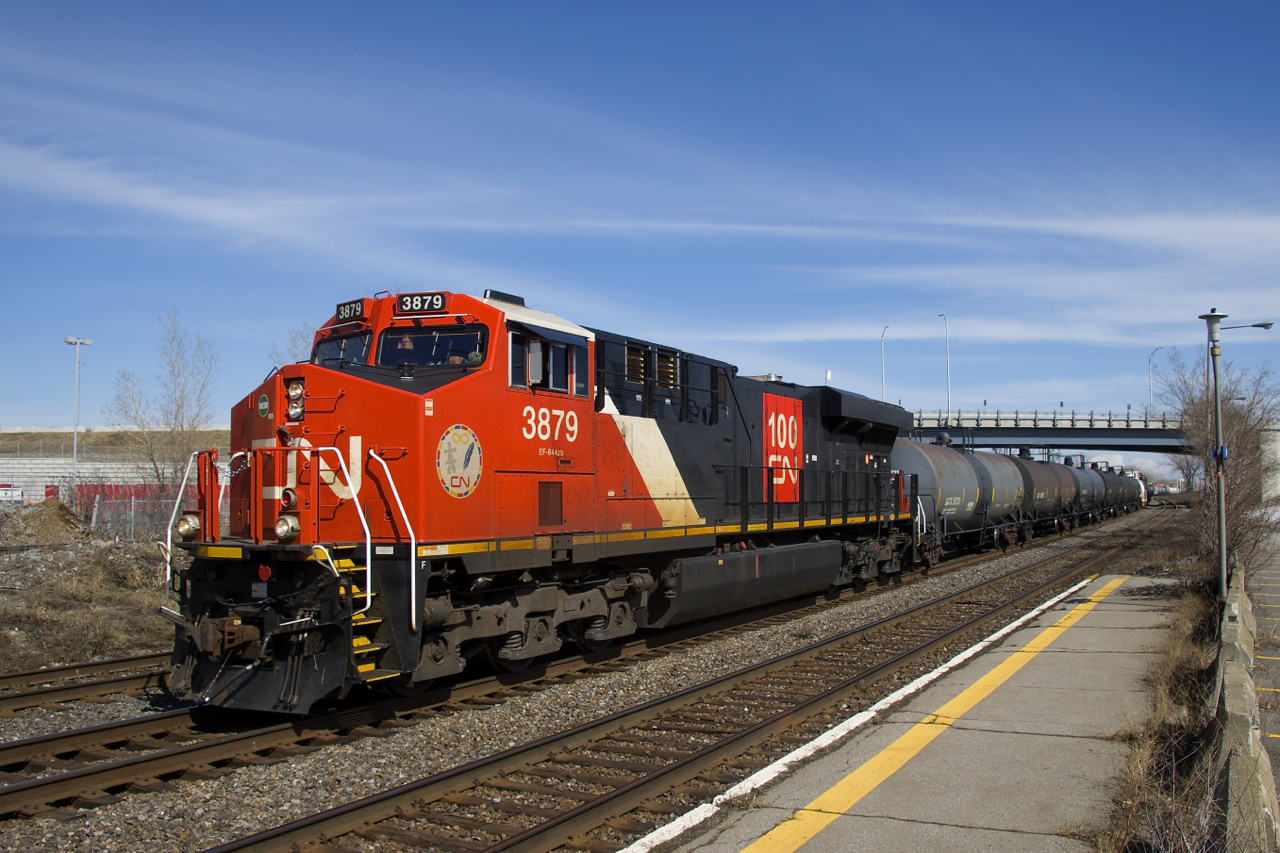 CN 377 with a CN 100 unit up front is passing through Dorval. CN 2922 is 93 cars back as DPU.