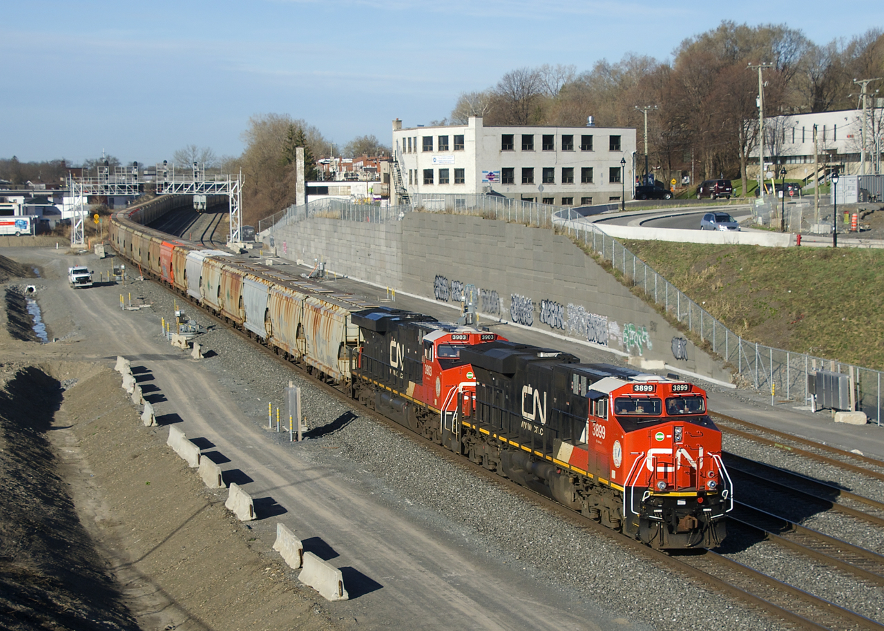 Potash train CN B730 has two tier 4 credit units with white cab roofs (CN 3899 & CN 3903) as it approaches Turcot Ouest for a crew change.