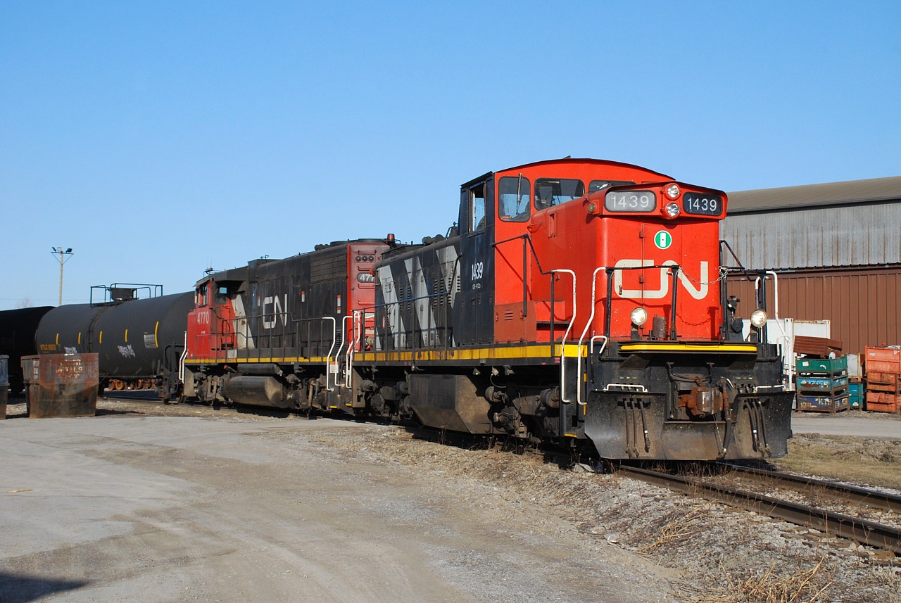 CN 1439 was lifted from Hamilton this morning, so this could be the last GMD-1u to operate in Hamilton... or anywhere.  Knowing its days were numbered, I made a few attempts to photograph it in the north end.  Some successful, some not so much.  On the evening of March 19 the sun was shining, and 1439 was facing the right way on the 16:00 job for myself and a few others to get some good photographs of it.  Hopefully some of the GMD-1us find a new home on a shortline.