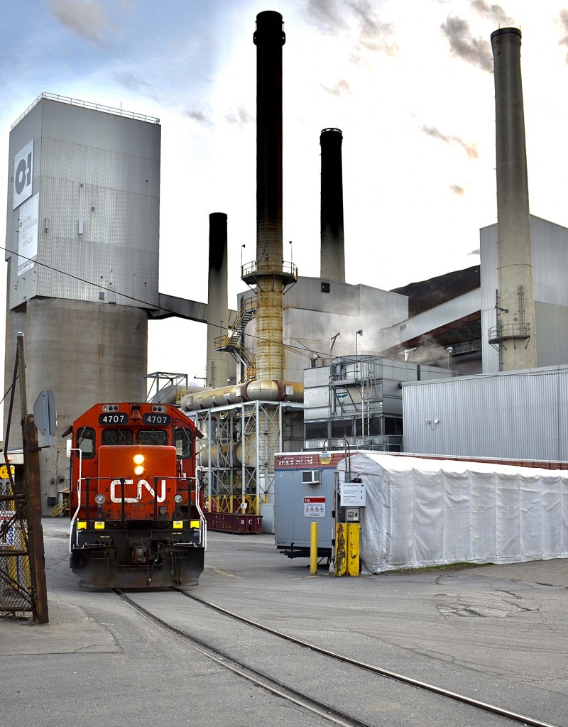 CN L596 switches the Owen-Illinois glass industry using a rarely used spur. It is seen here dropping off the loaded sand cars at the factory.