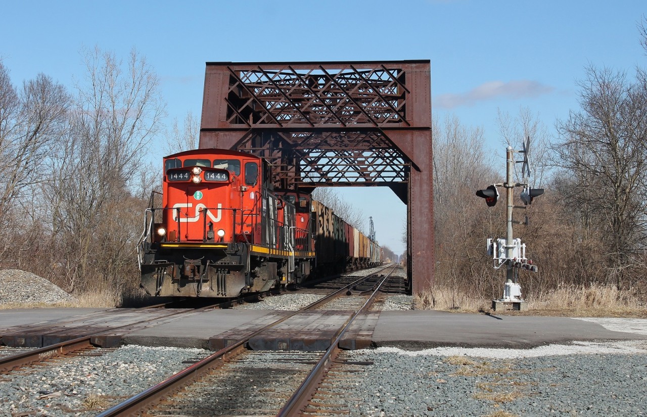 CN L514 crosses the Thames River just west of Thamesville after working the Agris elevator in the background.