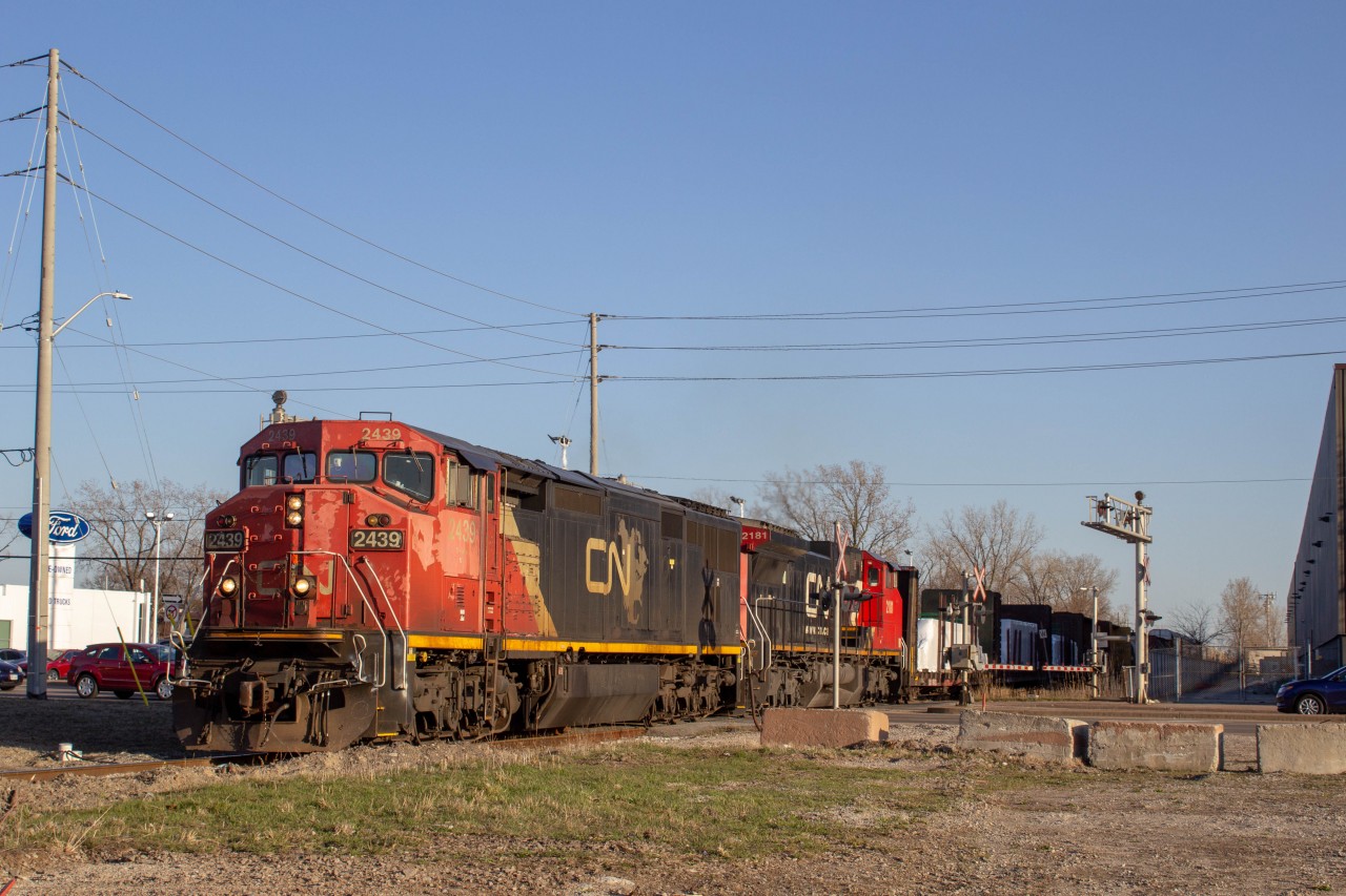 Cn 438 rolls down with a cool, Cowl leader entering the wye to the Via Chatham sub