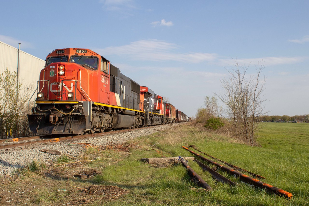 Cn 438 slowly creeps by the Cn Pelton spur where the tracks are getting repaired