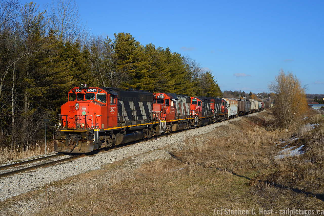 it was good while it lasted, but for a brief period four "zebra" striped units were assigned to Kitchener and on occasion all four were lashed up together. With less than an hour of sun left, L568 has departed Kitchener rather late and the quartet of 4 axle power sounds quite good accelerating out of Kitchener with a loaded train of potash and grain.