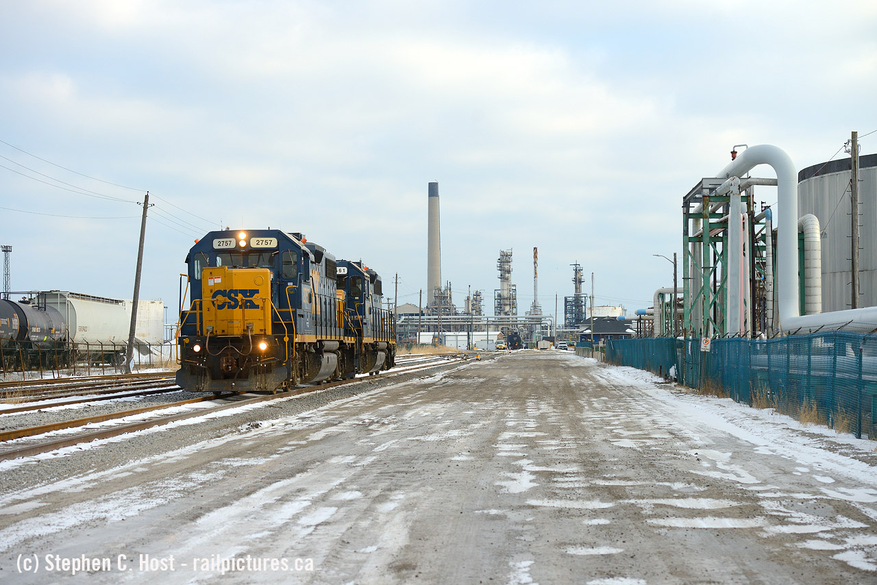 Framed in refinery, CSX Sarnia's day yard job is returning to the roundhouse with work done. In the far distance is the former Pere Marquette station and Erie & Huron roundhouse (what remains of it).
And in other news, the motive power in Sarnia is changing after what, 20 years? It's been almost solid Gp38-2's for the longest time and today a pair of rebuilt GP40-3's arrived on the property. 6547 and 6505 are the new units so far. I don't know when i'm going to town next (it's been months for me) so hopefully you Sarnia boys can get it.
