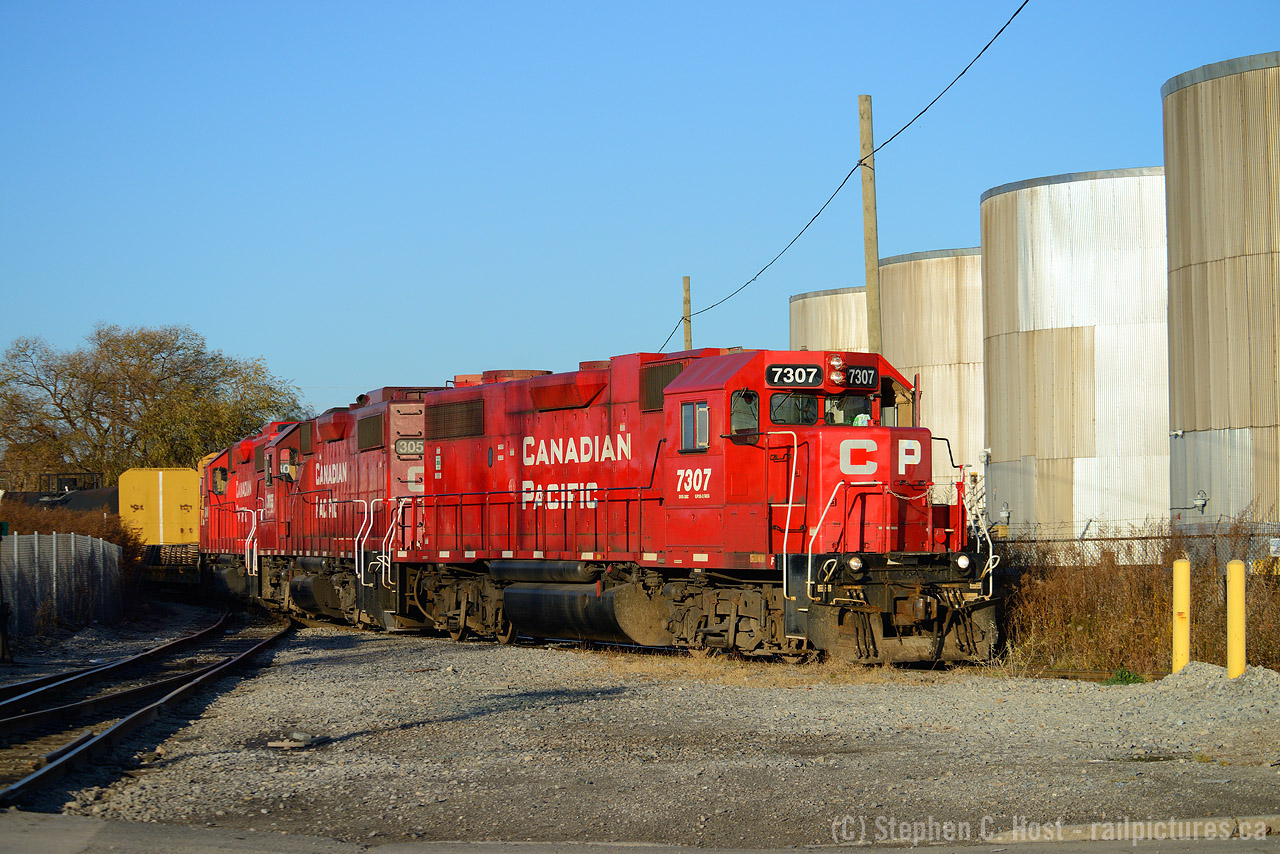 I need to show CP some loving too, so here's a nice kodachrome sky day with a former D&H 7307 leading a trio of 38's on the Hamilton industrial lead. The train is headed to Piers 25, 26 and 27 on the other side of the bay by the QEW.