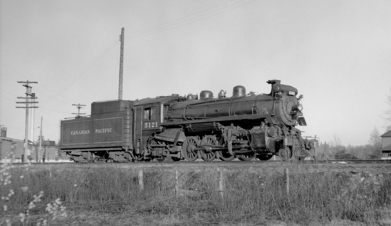 CP 5121 at Coquitlam