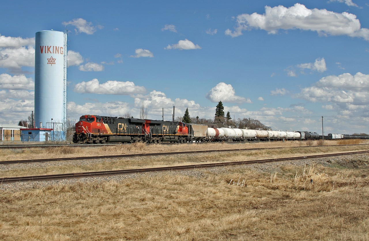 CN M 31341 29 rolls through the small prairie town of Viking, on the busy Wainwright Subdivision.