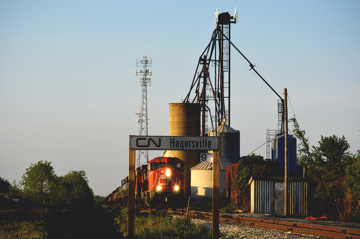 A late 402 recrew, pulling through Hagersville during the evening hours. 402 sat dead at Brantford for a majority of the day before this recrew took it up the Hagersville with about 27 cars. Motive power was CN SD75I 5733 & CN GE C44-9W 2566.