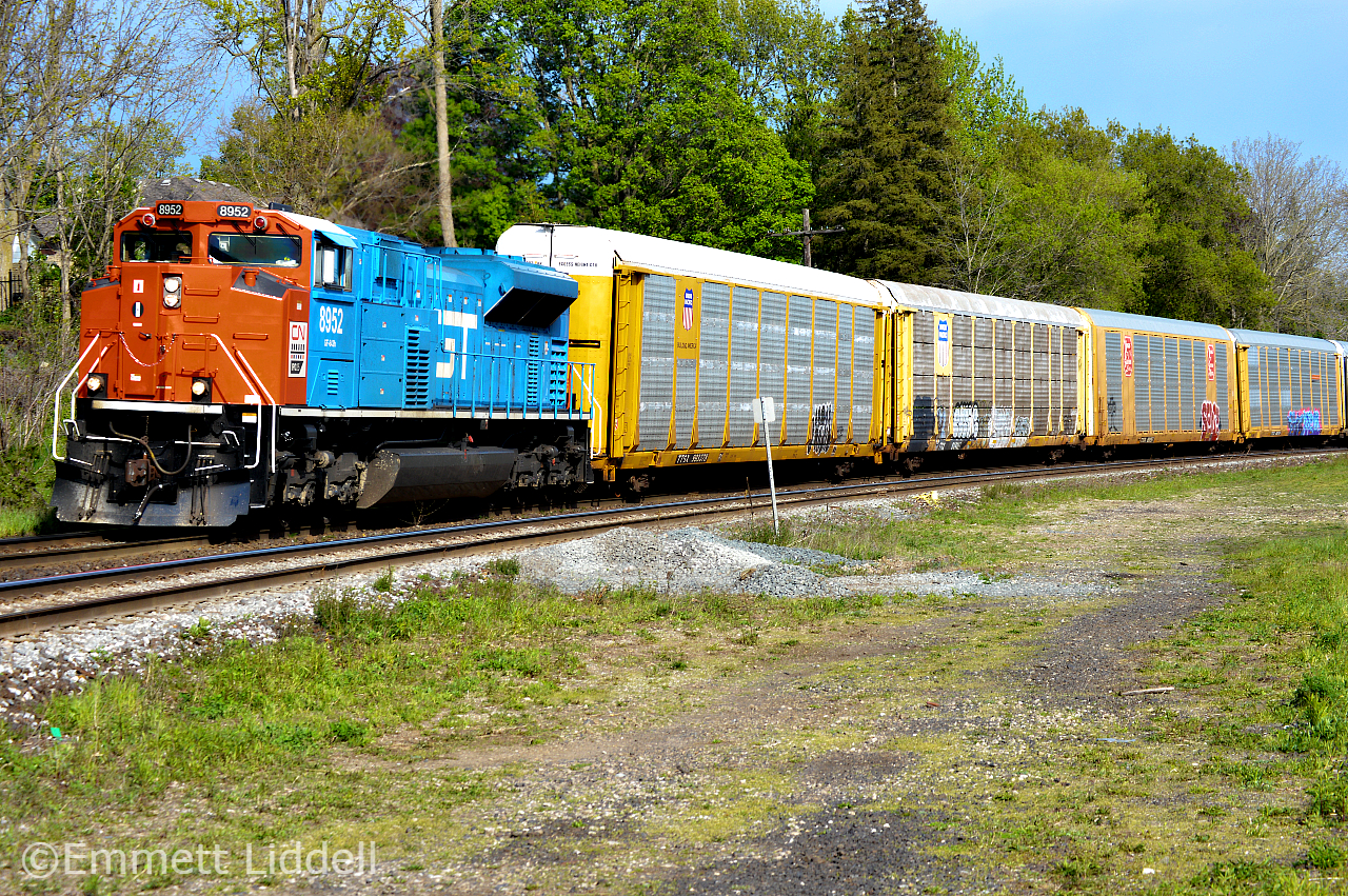 CN 271 flying through Paris with a one-unit GT SD70M-2 8952. 8952 is one of 6 heritage units CN made.