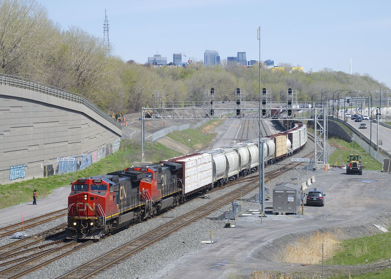 CN 2099 & CN 2678 are the power on a rare non-DPUed CN 305 as it leaves Turcot Ouest after chaning crews. CN 2099 has a battery box that likely came from an IC Dash8.