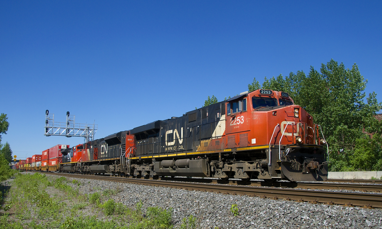A 636-axle CN 120 has CN 2253, CN 8896 & CN 8825 up front as it heads east after working Taschereau Yard. Mid-train is CN 2308 and an inspection box car.