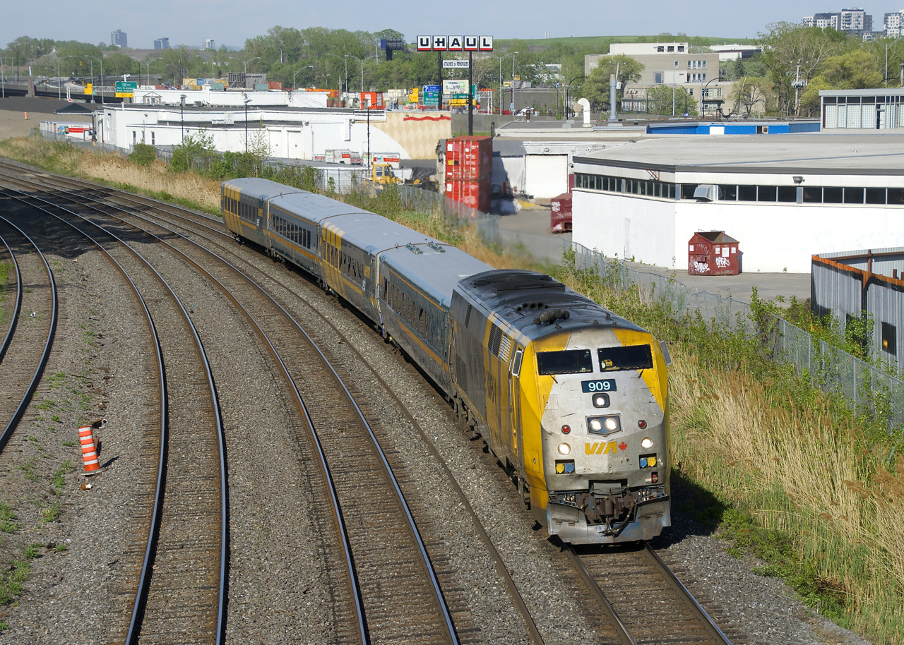 VIA 69 has VIA 909 and four LRC cars and is destined for Toronto.