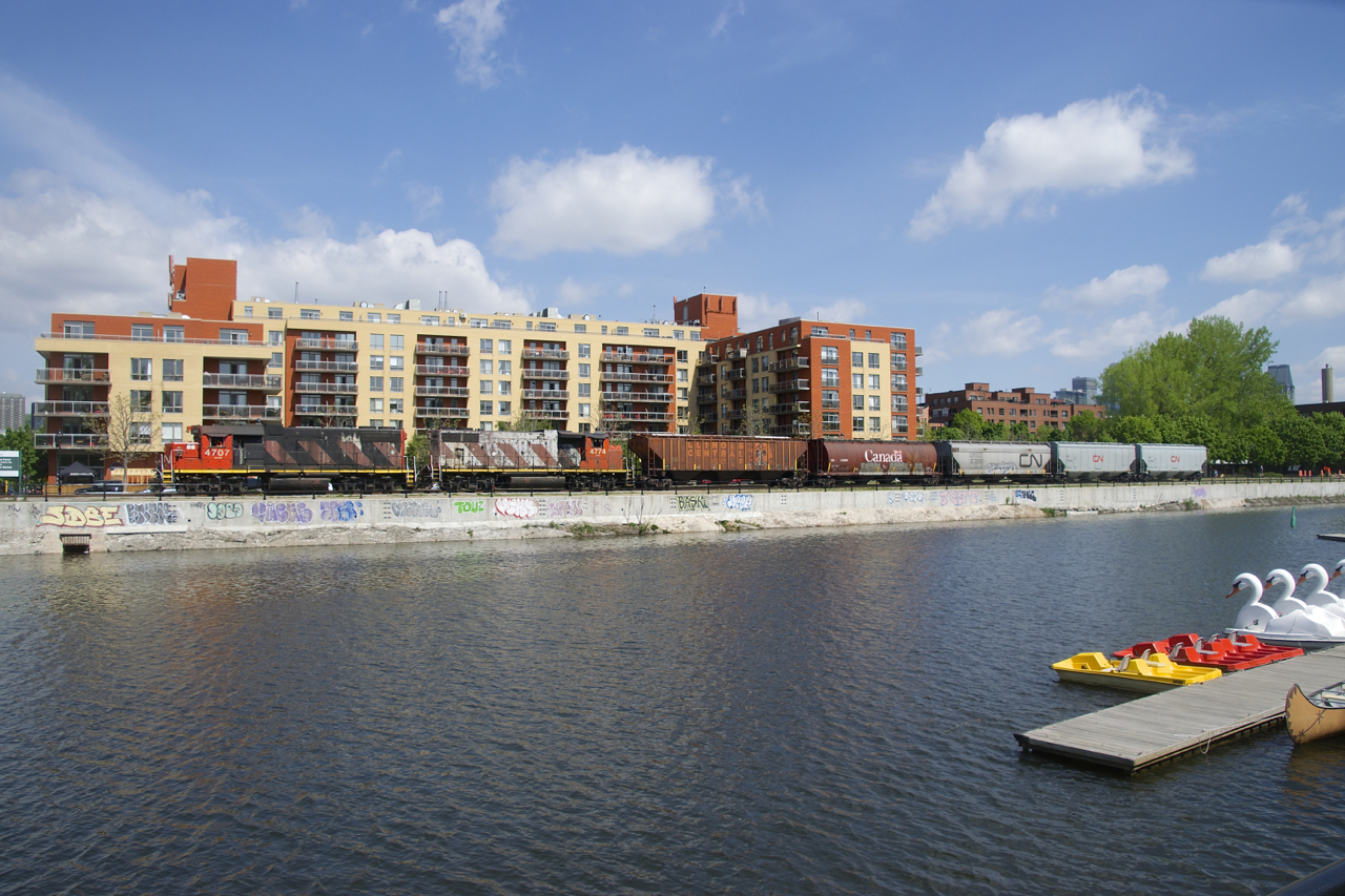 CN 4707 & CN 4774 have five grain empties in tow as they head towards the main line after lifting the cars at Ardent Mills.