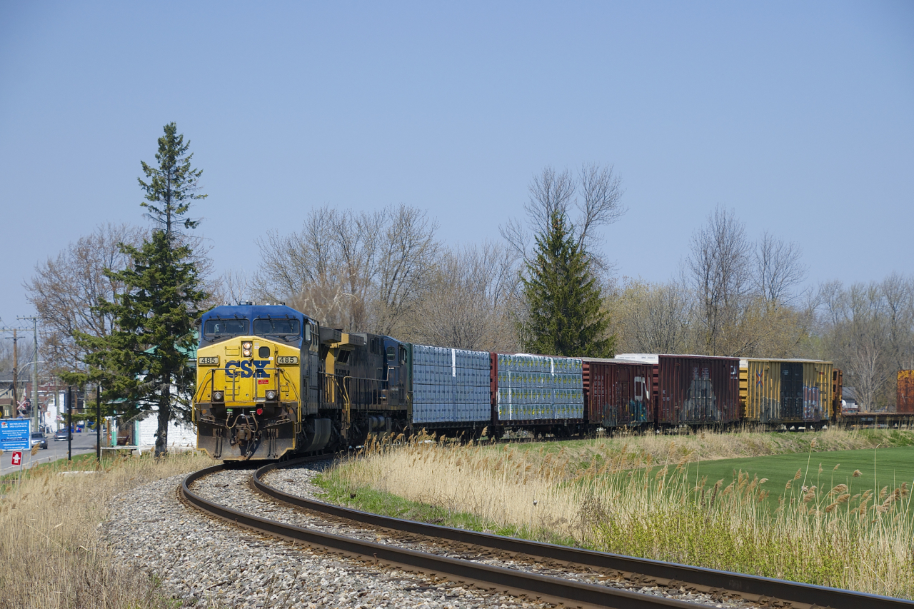 CN 327 is coming off the Kingston Sub and onto the Valleyfield Sub at Coteau, where it will set off some cars before heading south. Leader CSXT 485 has a cut plow for use in the New York City area.