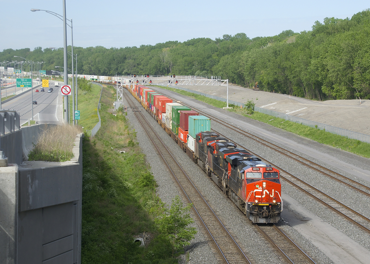 CN 120 has CN 3870, CN 2926 & CN 2961 for power and a 582-axle long train as it passes uner a large signal bridge