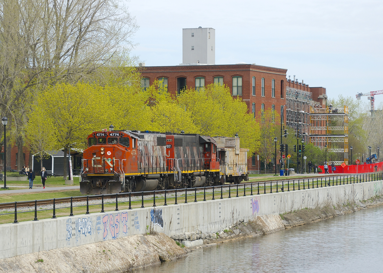 The Pointe St-Charles Switcher is heading towards Ardent Mills to pick up grain empties with CN 4774, CN 4709 and beat up shoving platform CN 79834.