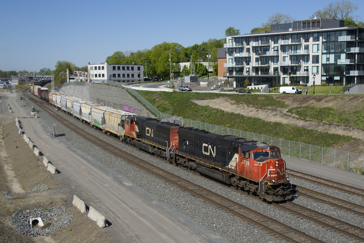 CN 322 has a pair of SD75I's (CN 5738 & CN 5633( as it continues towards Southwark Yard; where this train terminates.