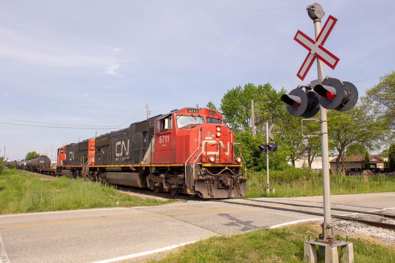 A short Cn 439 comes down a good old crossing, which is not too common to see nowadays, during 30+ degree weather on a May day.
