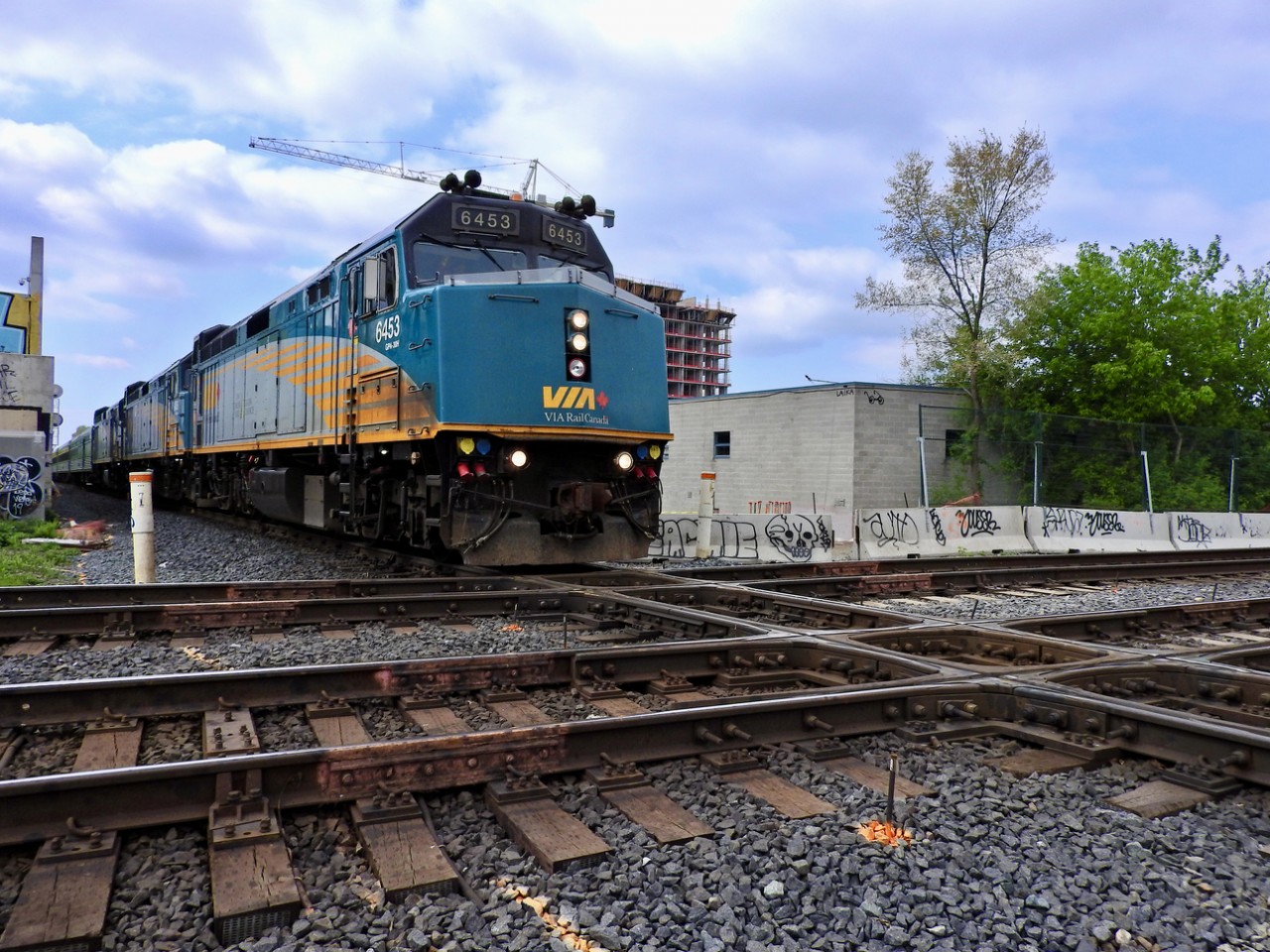 The first westbound Toronto-Vancouver run of VIA #1 in over a year is about to cross CP"s North Toronto Sub at Davenport diamond on Metrolinx's Newmarket Sub. F40PH-3 6453 and its brethren lead a shorter than usual Covid consist. Hopefully the transcontinental train will return to its 18 plus size soon.