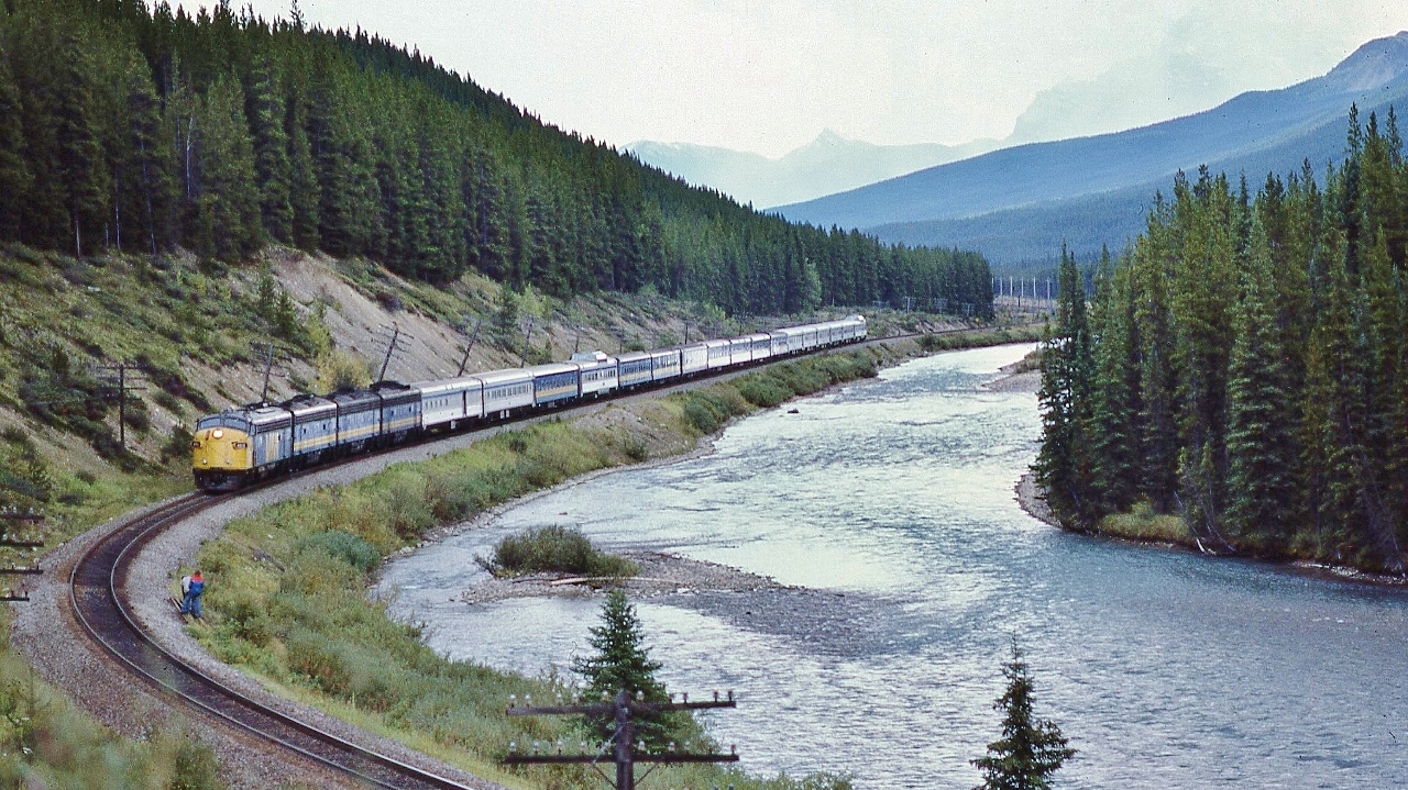 Four F units power the daily Via #1 on approach to The Curve, next passenger stop Lake Louise station.


   Westbound at Morant's Curve, September 7, 1983 Kodachrome by John Baker, collection of Steve Danko