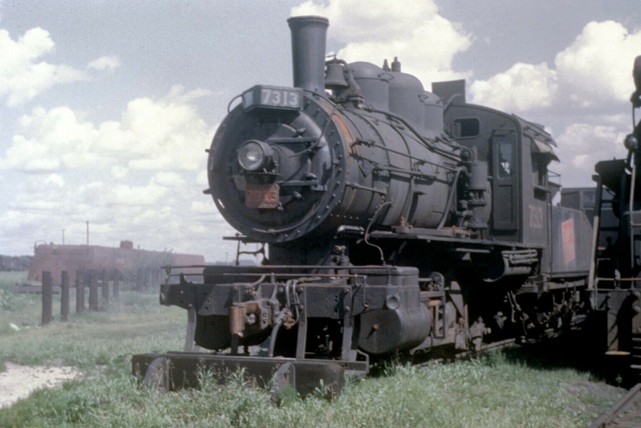 CN 7313 most certainly has seen better days, looking old, tired and neglected. 7313 I believe is an O-15-b,Cyl. 20" x 26" Drv.51" Press. 200 t.e. 35% CLC.