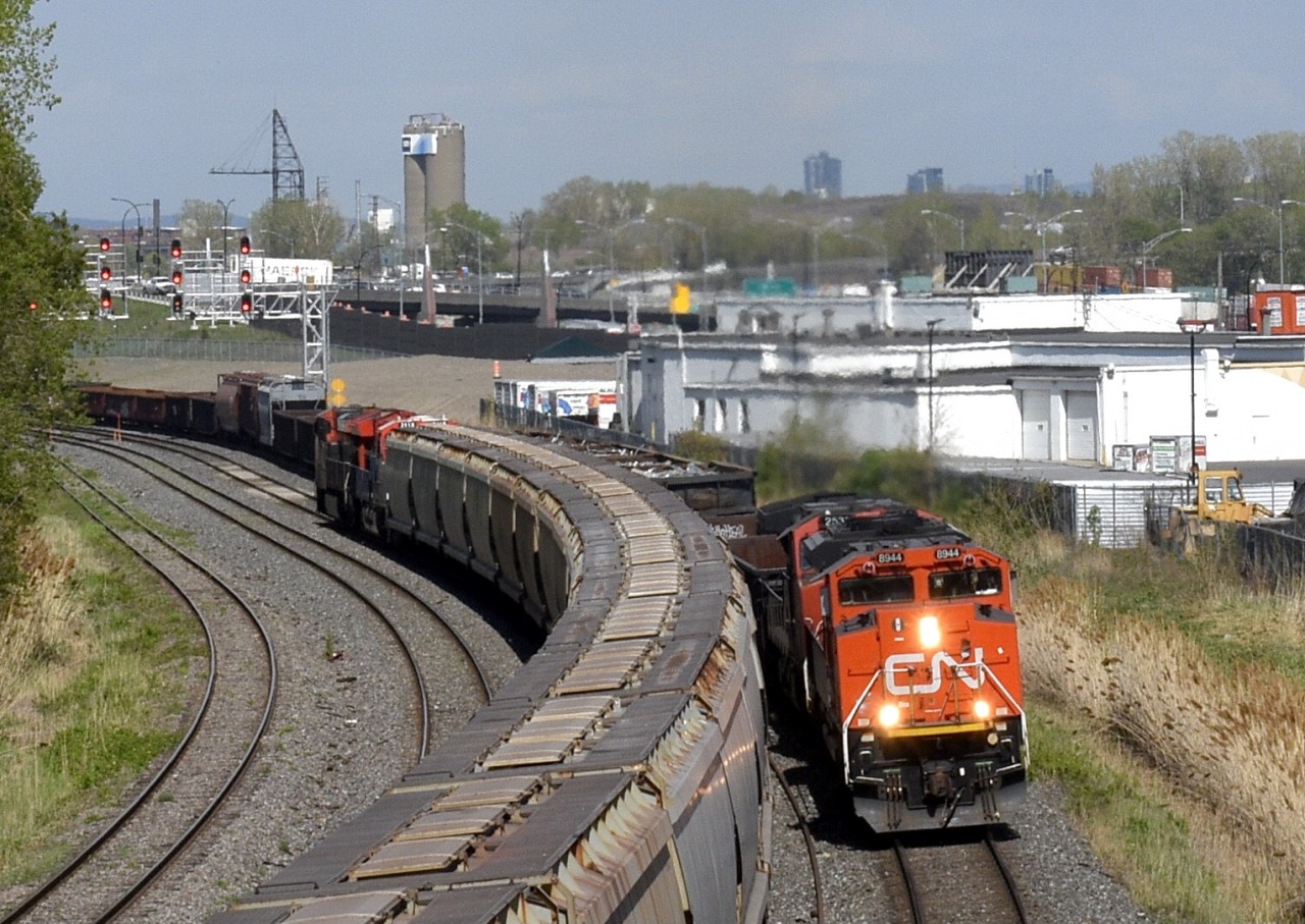 CN M321 meets CN B730 in Ville-Saint-Pierre, Qc near Turcot West. To notice is CN’s BC Rail heritage unit n. 3115 trailing second on 730. It just got its signal to proceed and drop off some bad order cars on the merchandise track.