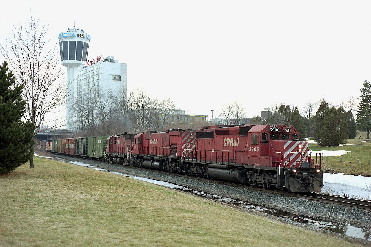 Here's another image from one of my yesteryear shooting locations, this being a favourite in Niagara Falls. The bonus of this locations was it was one of the few open areas in which I could catch a train with up to 6 or 7 units if they happened by.
CP 5906, 4742 and 4221 make for a nice head end combination. All units now off the roster, with 5906 last to go...in 2018.