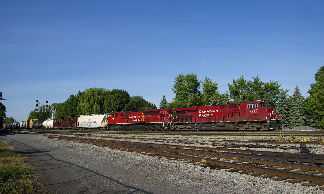 CP 9357 & CP 7046 lead a long CP 253 towards its destination of St-Luc Yard.
