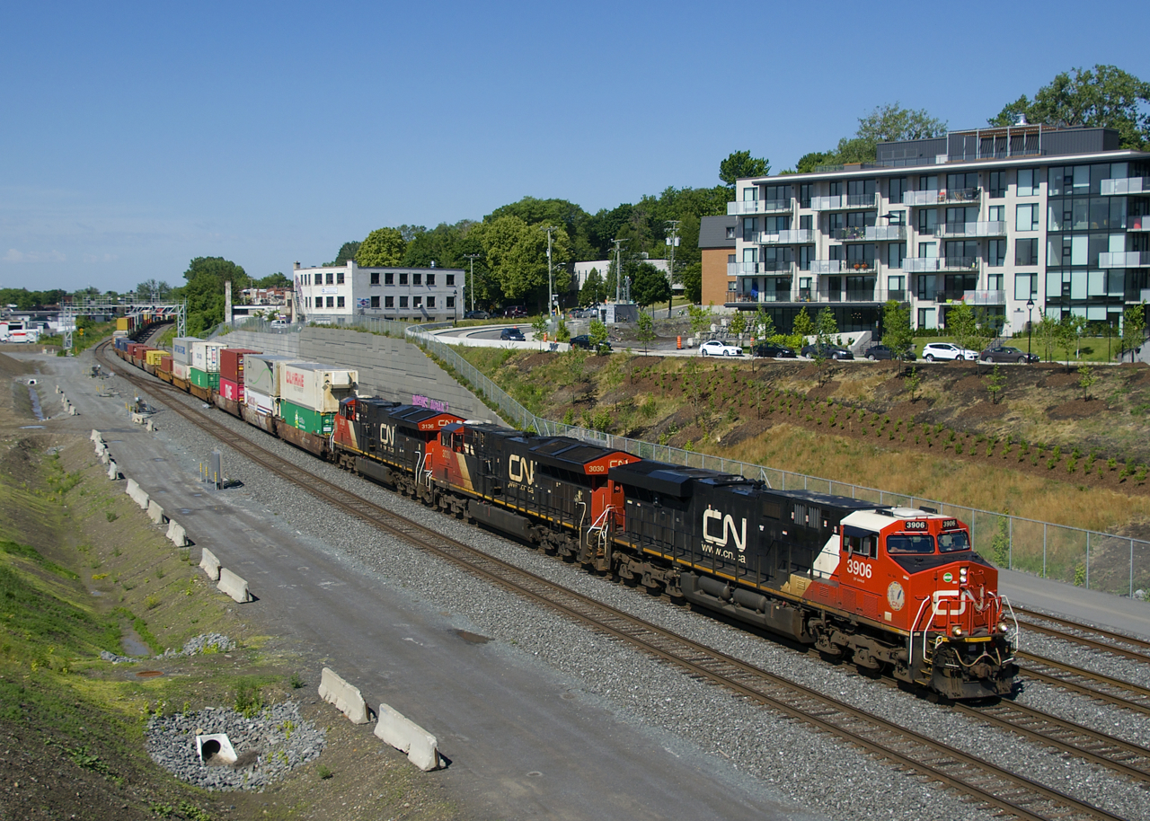 A 602-axle long CN 120 has CN 3906, CN 3030 & CN 3136 up front (and no DPU) as it heads east.