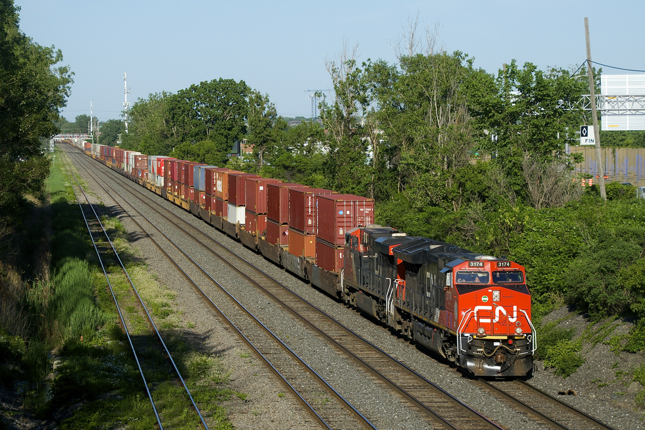 A 598-axle long CN 121 is approaching Taschereau Yard with CN 3174 and CN 3907 up front and CN 2843 mid-train. It will do work in the yard before continuining towards its terminus of Toronto.