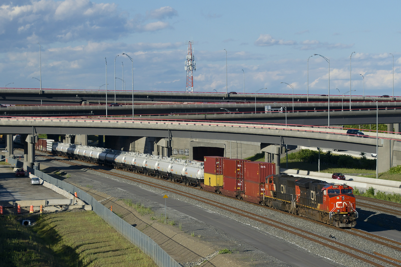 CN 3122 (ex-GECX 2033) & CN 5726 are the power on CN 401 as it emerges from out of the Turcot interchange. Up front are 3 intermodal platforms, followed a by a string of recently refurbished and repainted TankTrain cars.